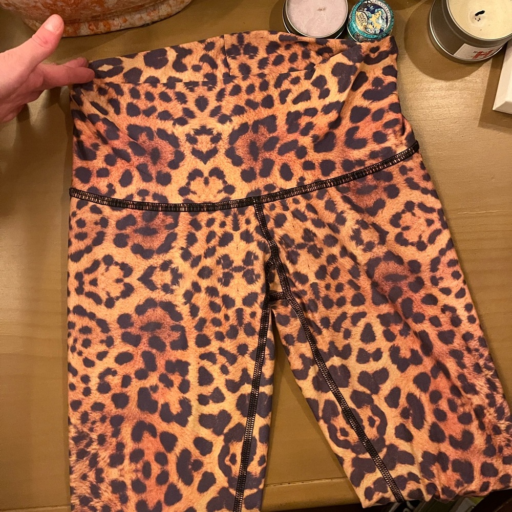 Teeki cheetah yoga pants / leggings size small